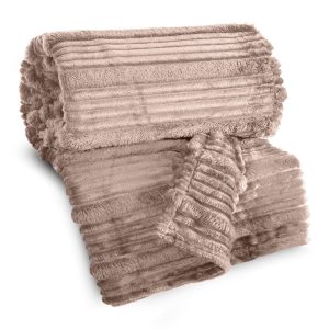 Koc 150×200 NINA pudrowy flanelowy miękki ciepły i puszysty efekt 3D 911540